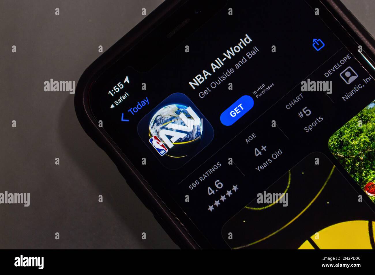 App di NBA All-World, free-to-play ufficialmente autorizzato Geolocation NBA stile di vita e gioco di basket, visto in App Store su un iPhone. Foto Stock