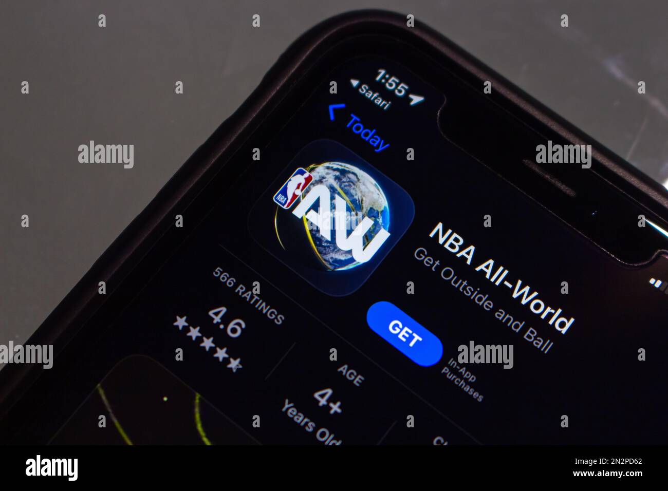 App di NBA All-World, free-to-play ufficialmente autorizzato Geolocation NBA stile di vita e gioco di basket, visto in App Store su un iPhone. Foto Stock