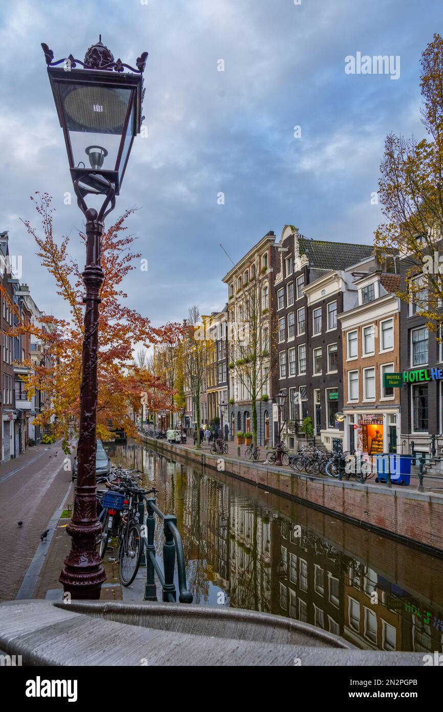 Dal ponte sul canale Oudezijds Achterburgwal nel quartiere a luci rosse di Amsterdam Foto Stock
