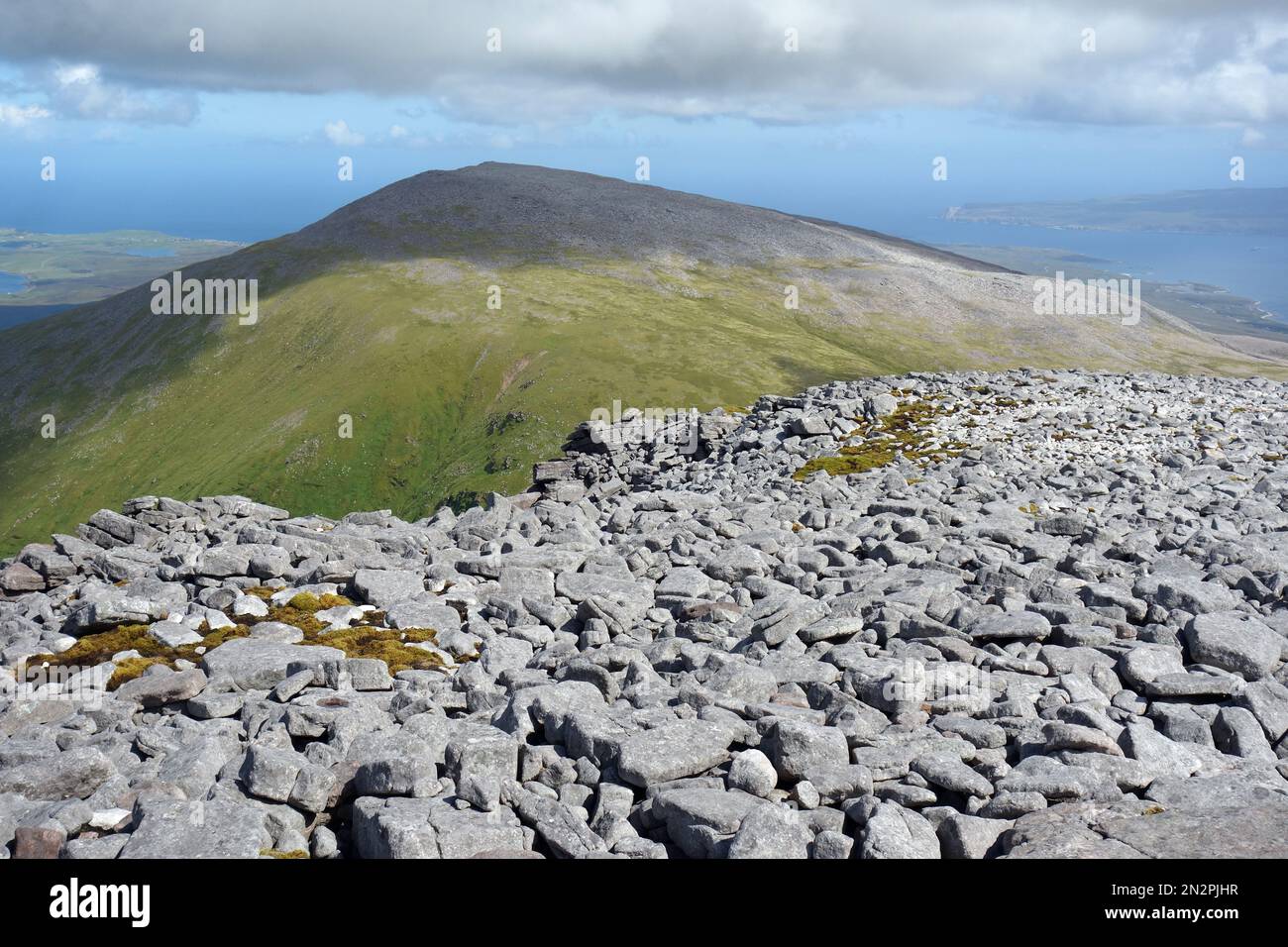 Il Corbett Beinn Spionnaidh dal Rocky e Spree Covered Summit di Cranstackie Nord Ovest Sutherland, Highlands scozzesi, Regno Unito. Foto Stock