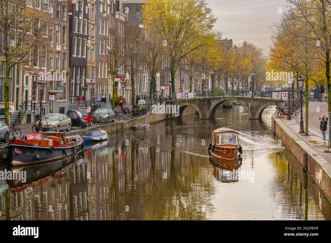 Dal ponte Korte Niezel sul canale Oudezijds Voorburgwal di Amsterdam Foto Stock
