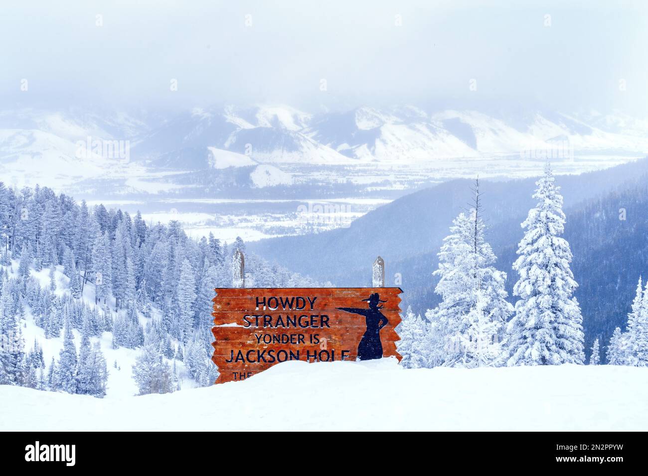 Howdy Stranger, Jackson Hole Wood Sign al punto più alto del Teton Pass, Jackson Hole, Wyoming, USA Foto Stock