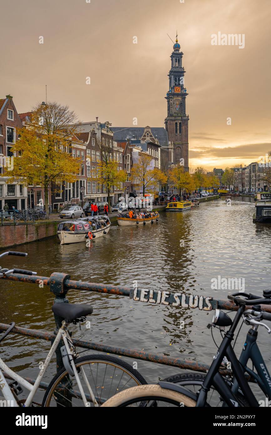 Ponte Lelie Sluis sul canale Prinsengracht che guarda verso Westerkerk Amsterdam Paesi Bassi. Foto Stock