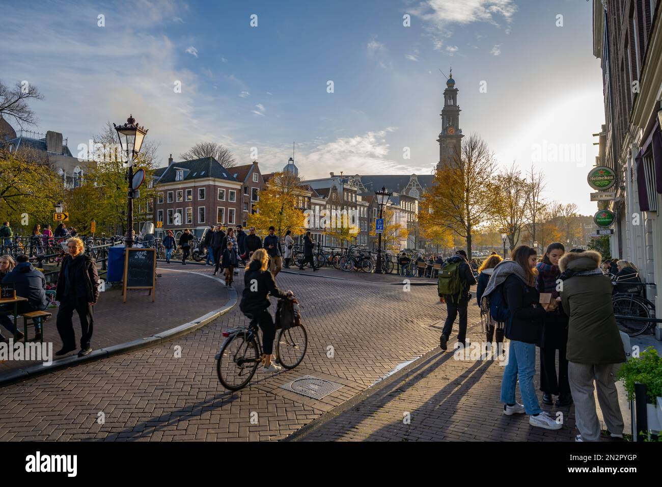 Ponte Lelie Sluis sul canale Prinsengracht che guarda verso Westerkerk Amsterdam Paesi Bassi. Foto Stock