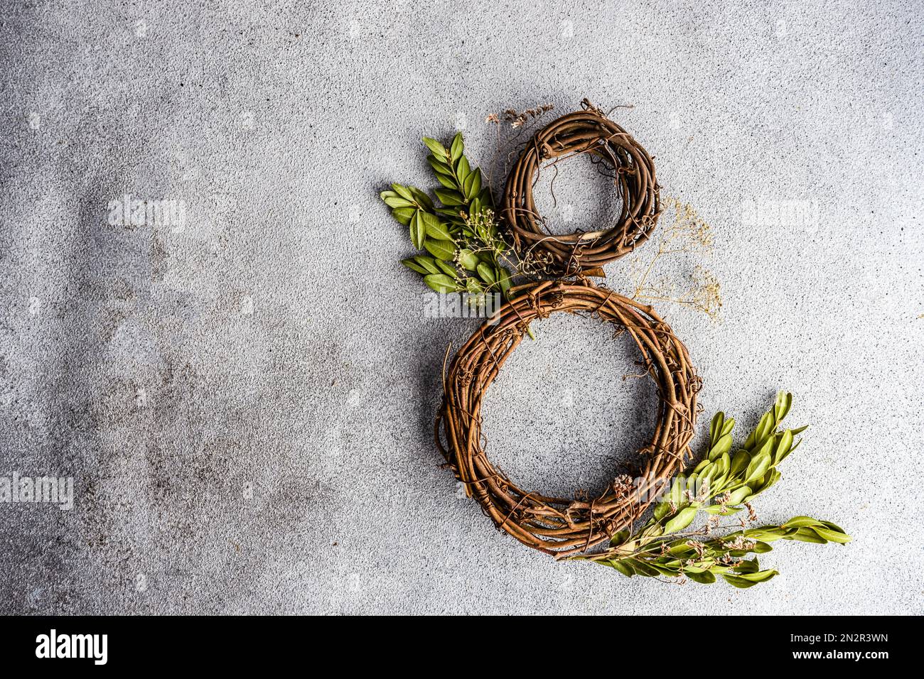 Vista dall'alto di due wreathes di vite con fogliame fresco nella forma del numero 8 Foto Stock