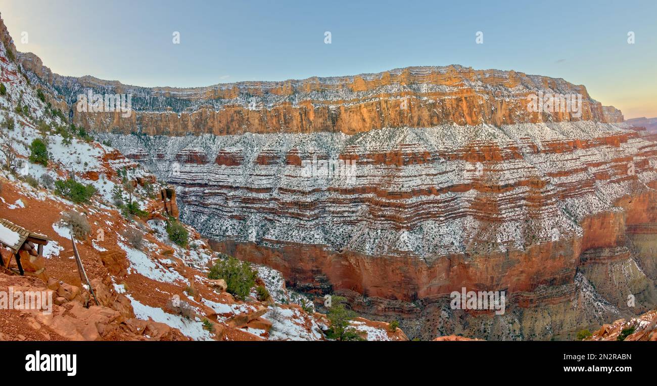 Scogliere innevate di Mather Point da Cedar Ridge lungo South Kaibab Trail, Grand Canyon, Arizona, Stati Uniti Foto Stock