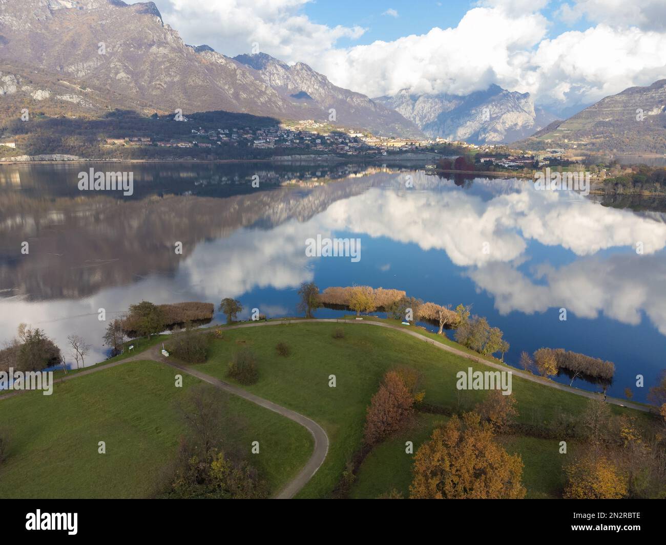 Veduta aerea delle riflessioni montane sul Lago di Como, Brianza, Lombardia, Italia Foto Stock