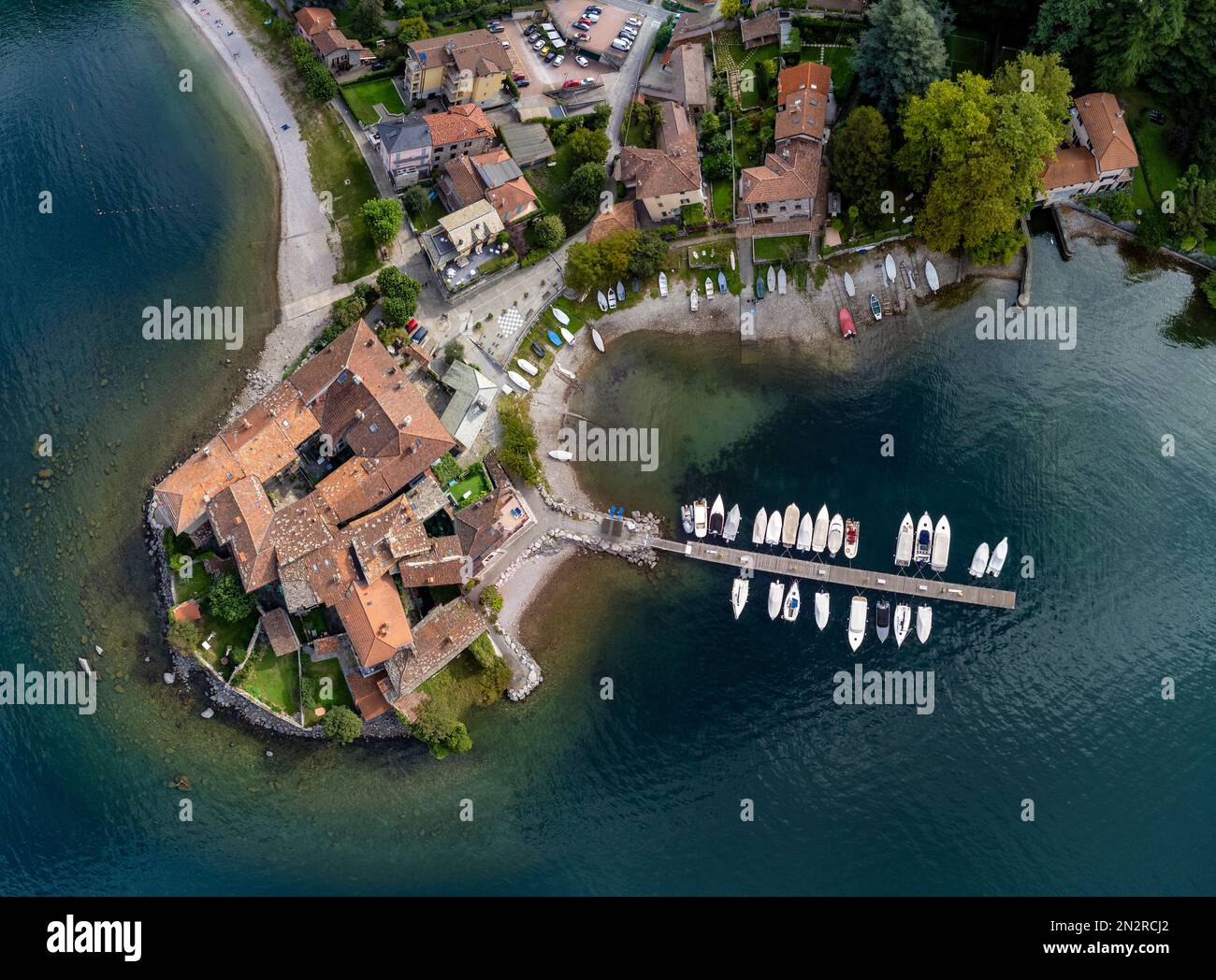 Veduta aerea della penisola e del paese sul lago di Como, Lierna, Lecco, Lombardia, Italia Foto Stock