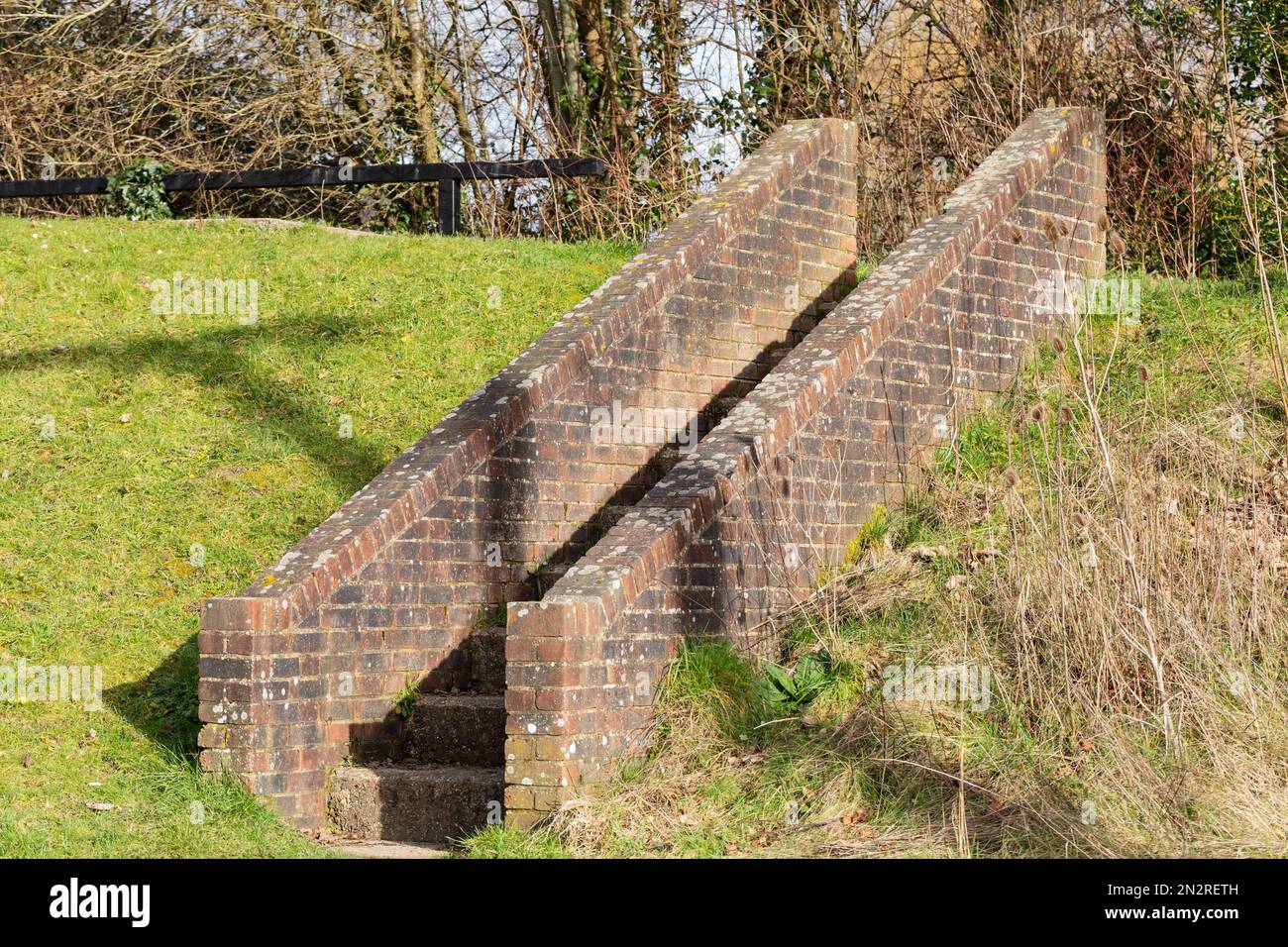 Vecchi gradini che conducono su un piccolo pendio, parte della vecchia stazione ferroviaria a Blandford Forum, Dorset, Inghilterra, Regno Unito Foto Stock