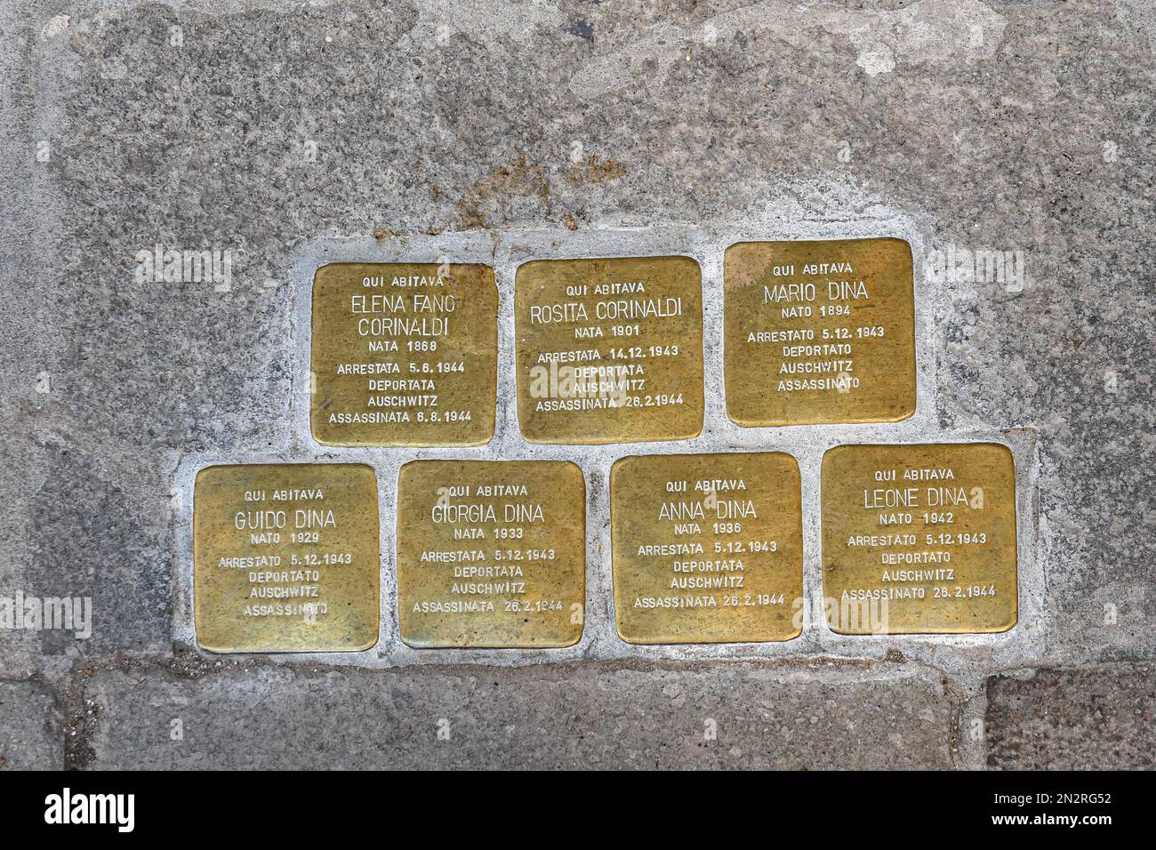 Primo piano delle 7 pietre inciampanti della famiglia Dina, poste di fronte alla casa dove vivevano nel sestiere del Cannaregio, Venezia, Italia Foto Stock