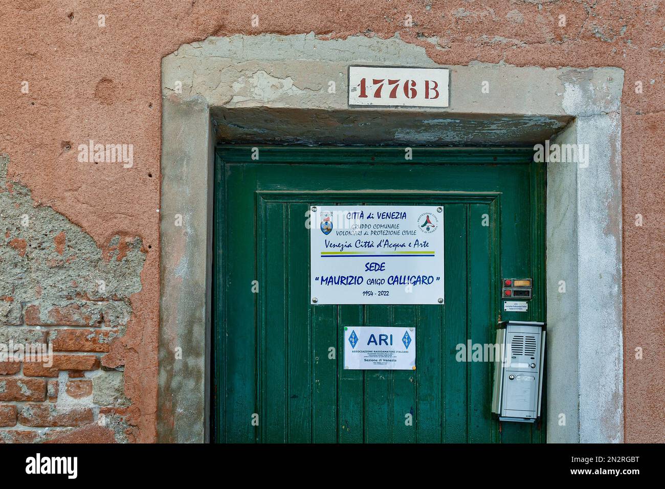 Ingresso della sede del gruppo di volontari della protezione civile "Venezia città dell'acqua e dell'arte" in Calle del Megio, Venezia, Veneto, Italia Foto Stock
