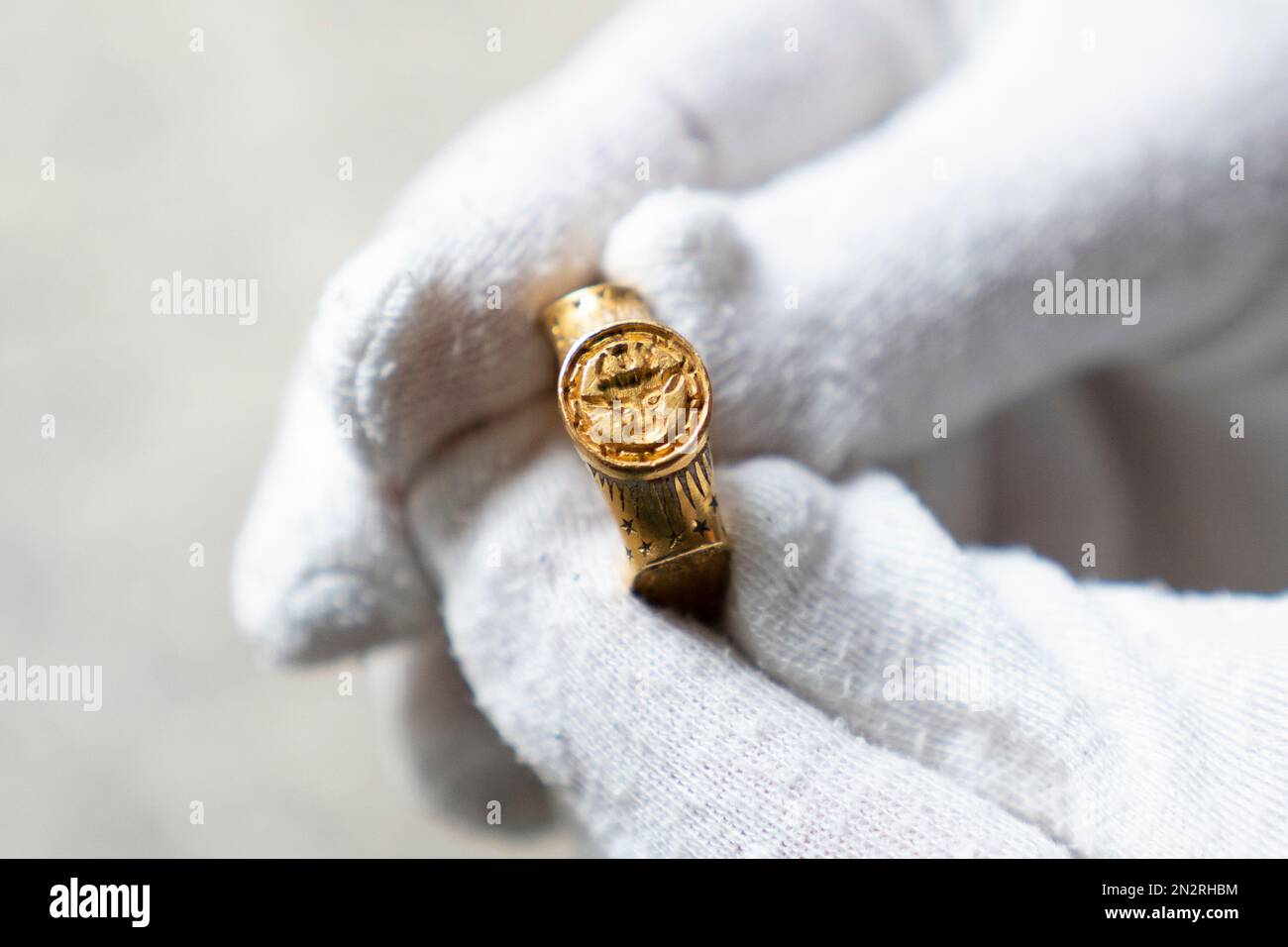 Un raro anello d'oro Tudor, che si pensa appartenesse alla famiglia Boleyn, prima di essere esposto all'Hampton Court Palace, a Richmond upon Thames, sud-ovest di Londra. L'anello fu scoperto in un campo nel Kent, vicino alla casa di campagna di uno dei cugini di Anna Bolena, che visitò con il re Enrico VIII Data immagine: Martedì 7 febbraio 2023. Foto Stock