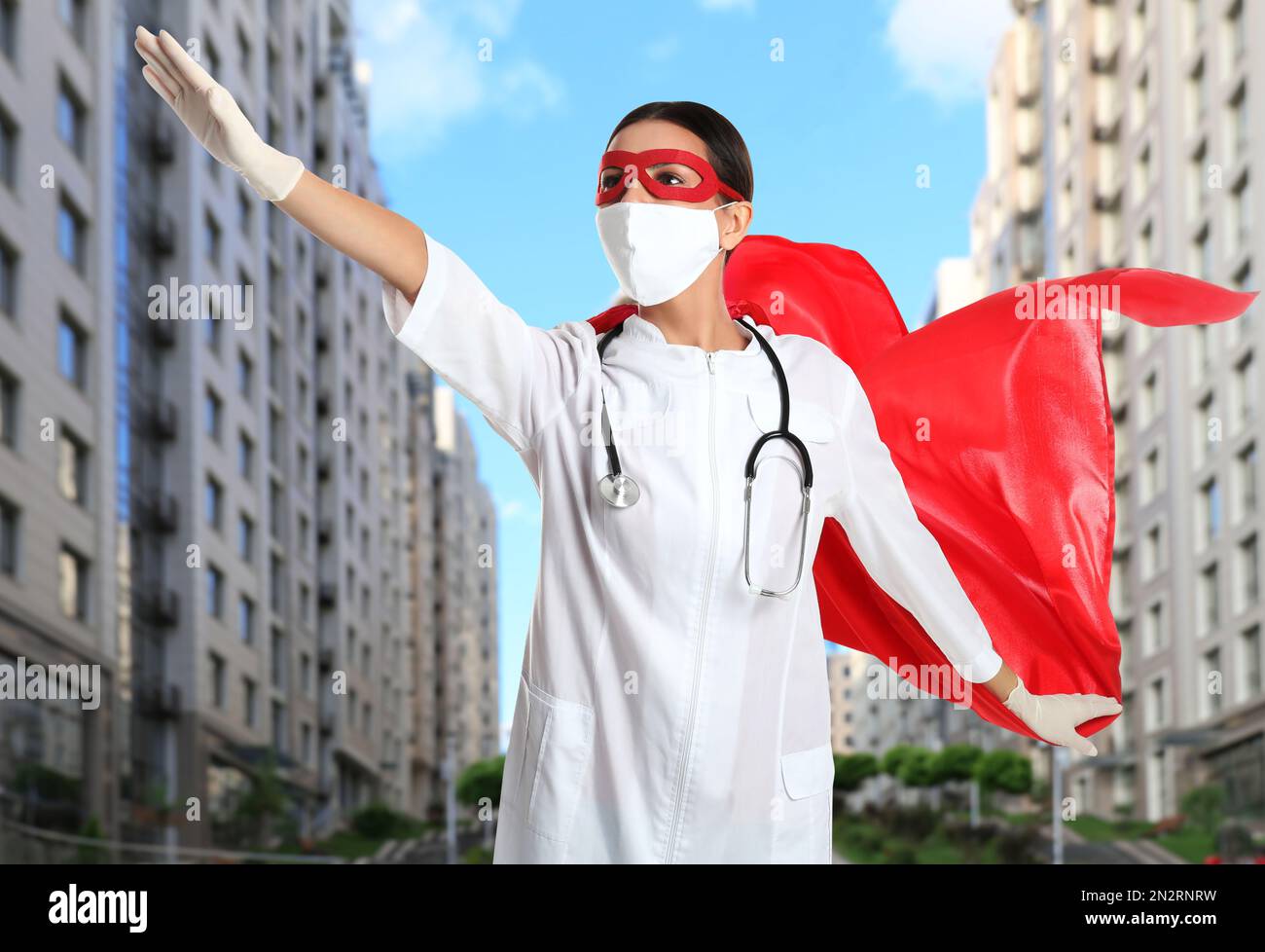 Medico vestito da supereroe sullo sfondo della città. Operatori medici che  combattono con malattie pericolose Foto stock - Alamy