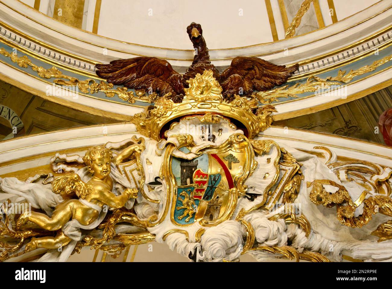 Stemma dorato con una chiesa di griffin e cherubino di San Nicola e San Pietro Martire Foto Stock