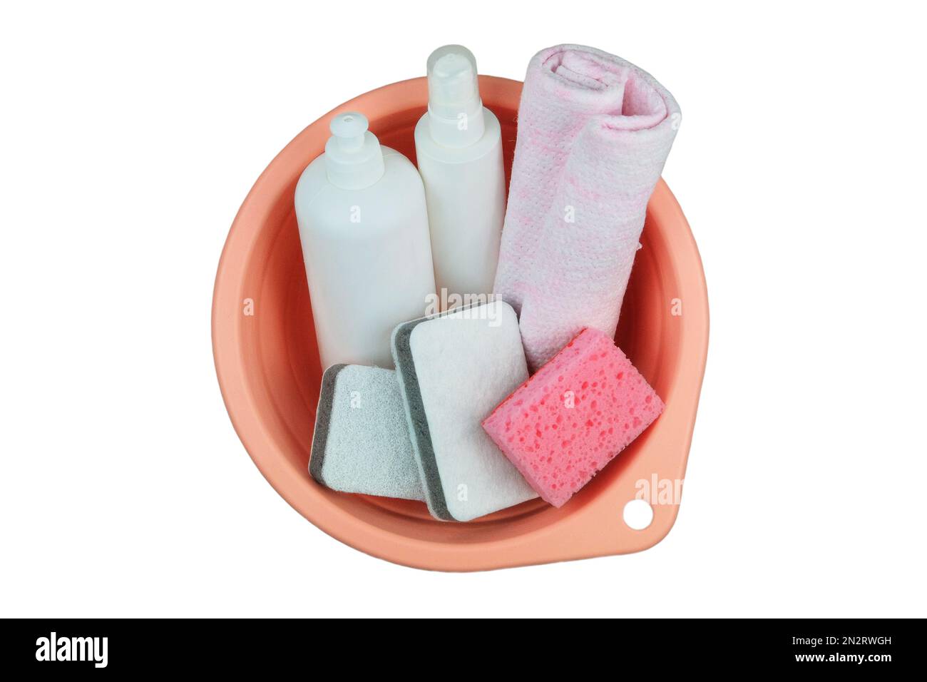 Bottiglie di detersivo con salviette in una vasca rosa. Isolare su sfondo bianco. Vista dall'alto. Foto Stock