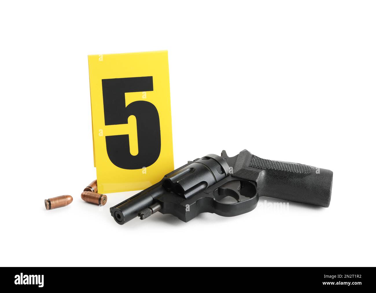 Pistola, proiettili e marcatore scena del crimine con il numero cinque isolato su bianco Foto Stock