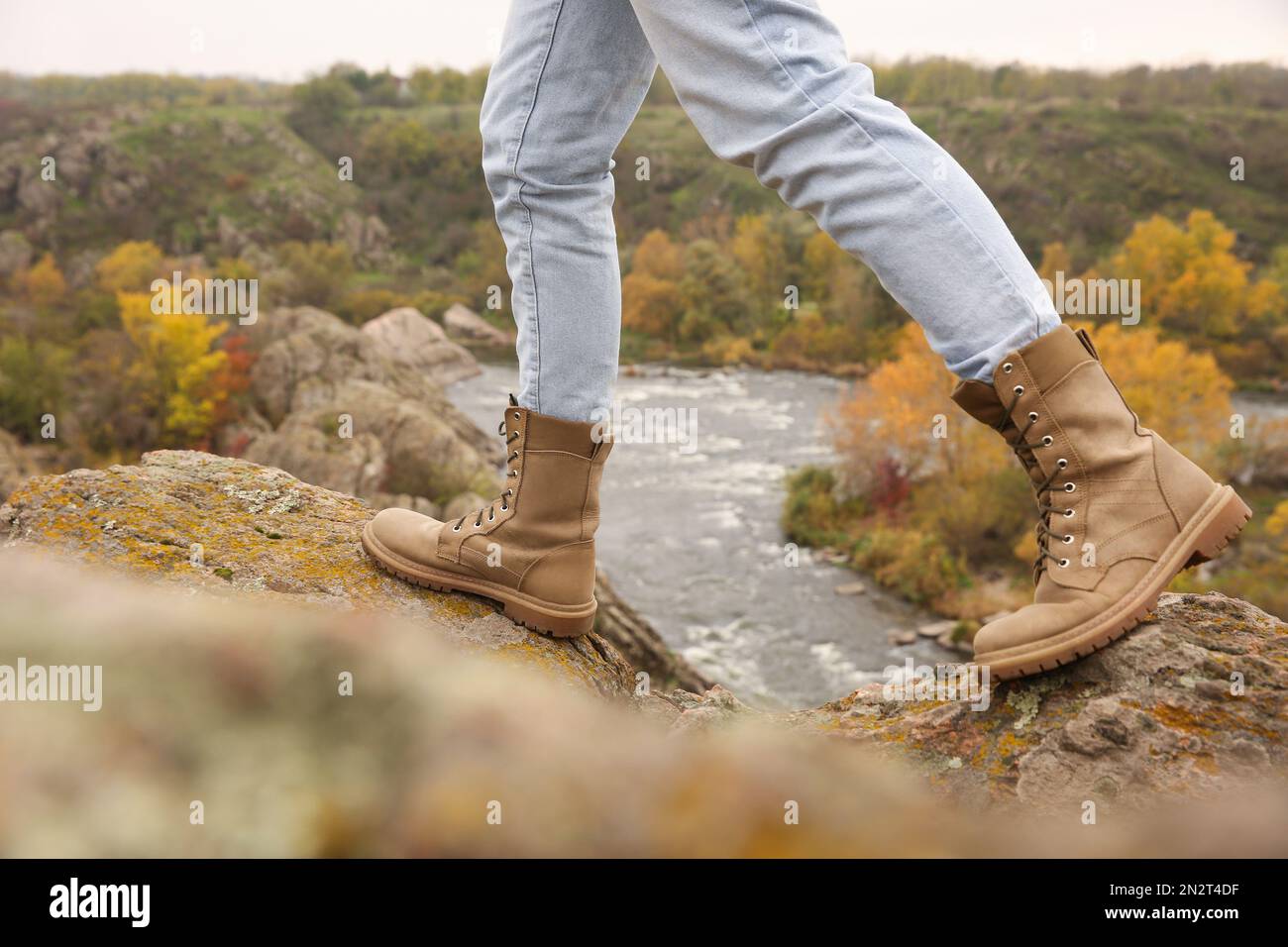 Donna che indossa stivali da trekking alla scogliera ripida, primo piano  Foto stock - Alamy