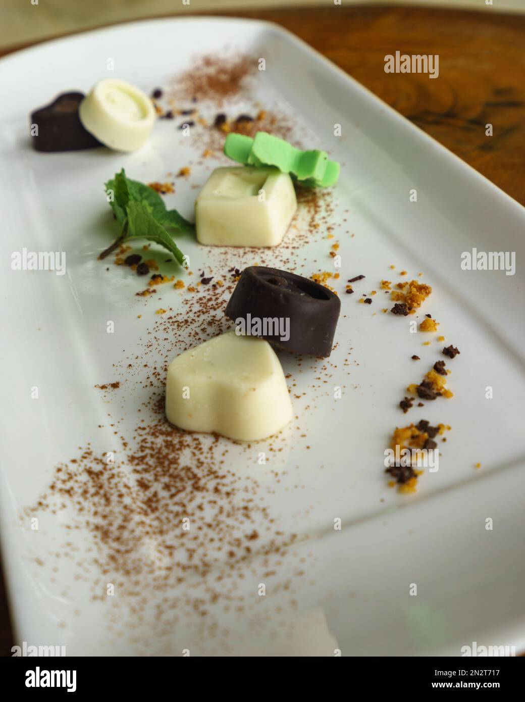 Cioccolatini assortiti dopo cena su un piatto Foto Stock