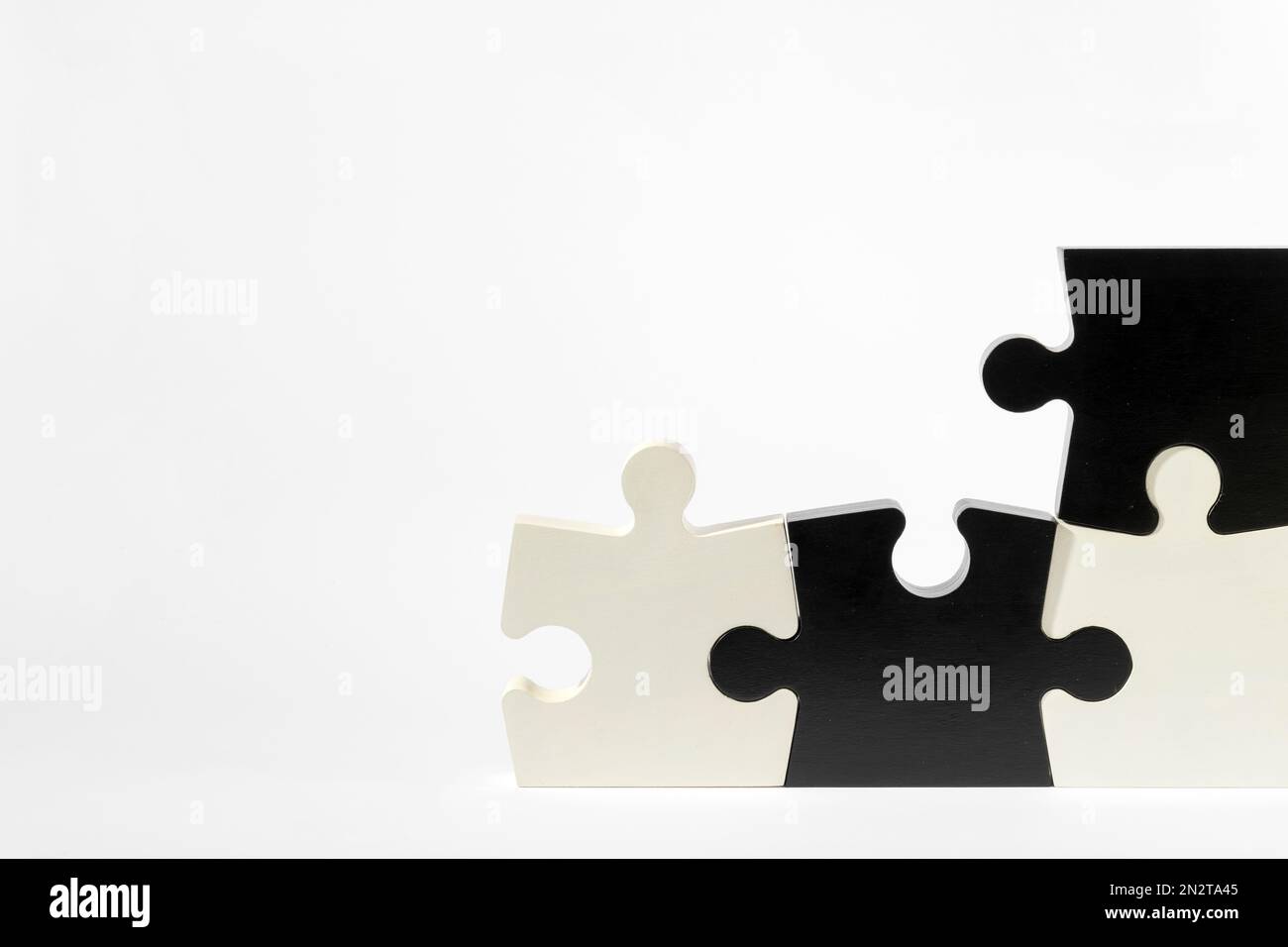 Set di pezzi di puzzle bianchi e neri isolati su sfondo bianco in cornice Foto Stock