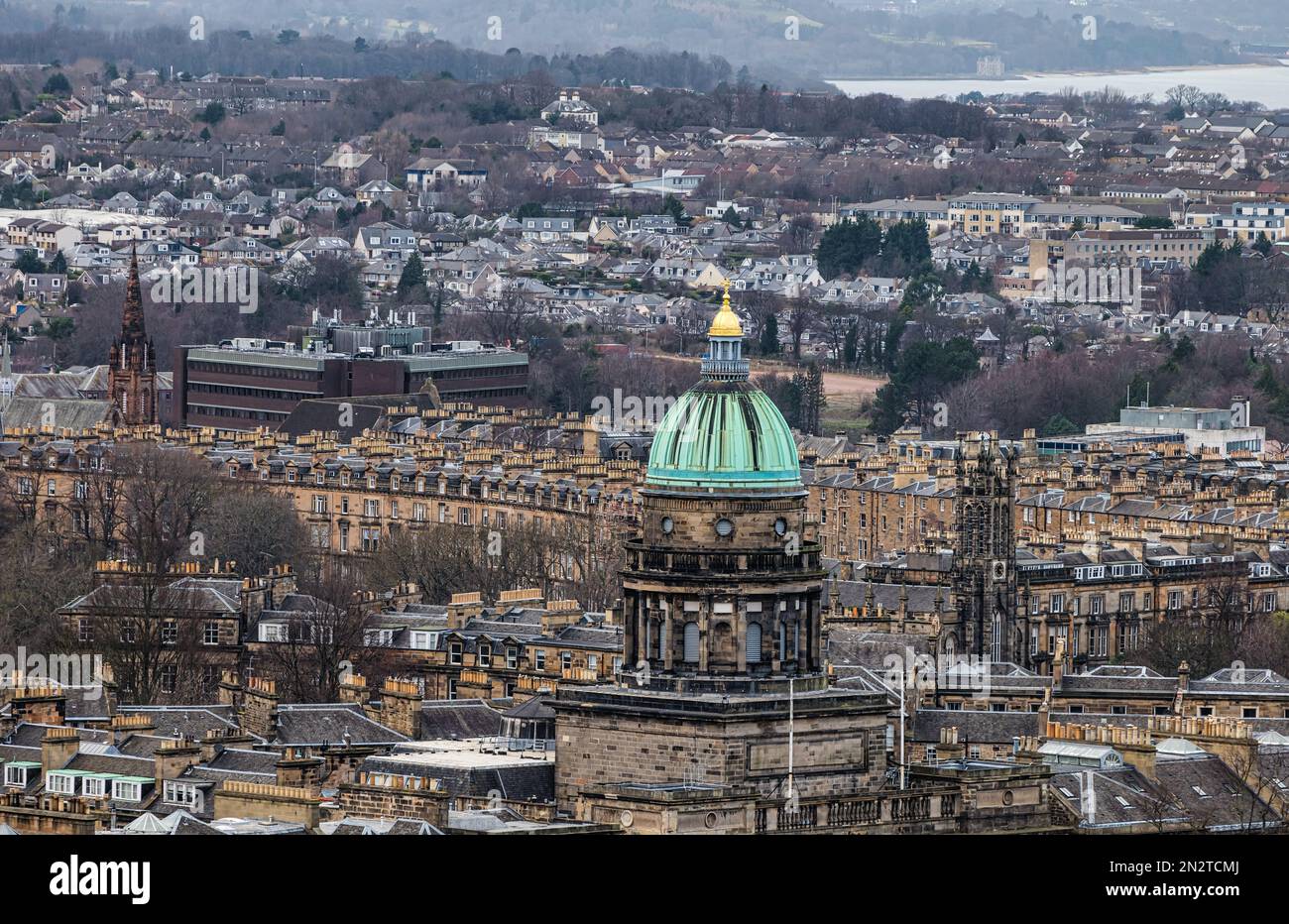 Vista attraverso la città di inquilini e West Register House cupola di rame, guglie chiesa e bungalow, Edimburgo, Scozia, Regno Unito Foto Stock