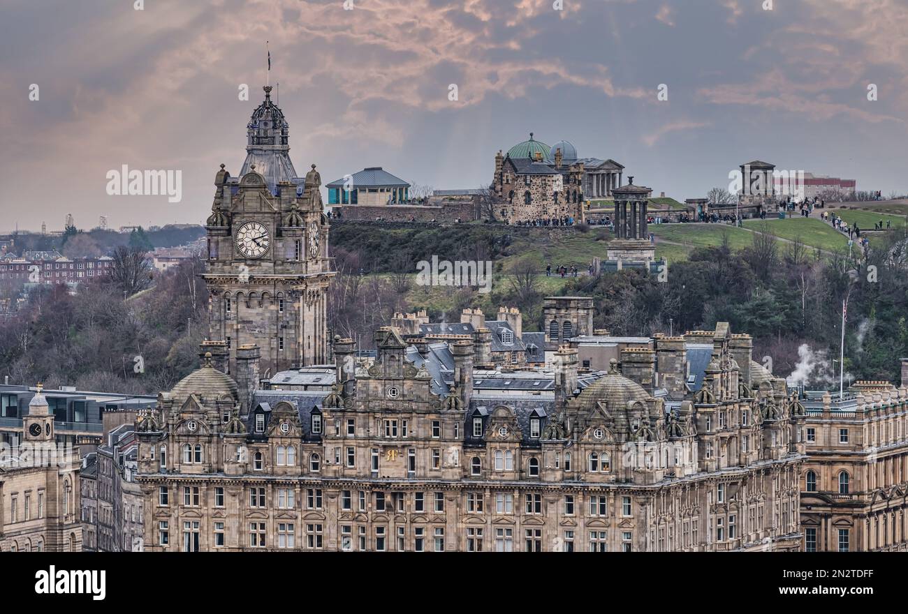 Vista della torre dell'orologio e dell'osservatorio del Balmoral Hotel su Calton Hill, Edimburgo, Scozia, Regno Unito Foto Stock