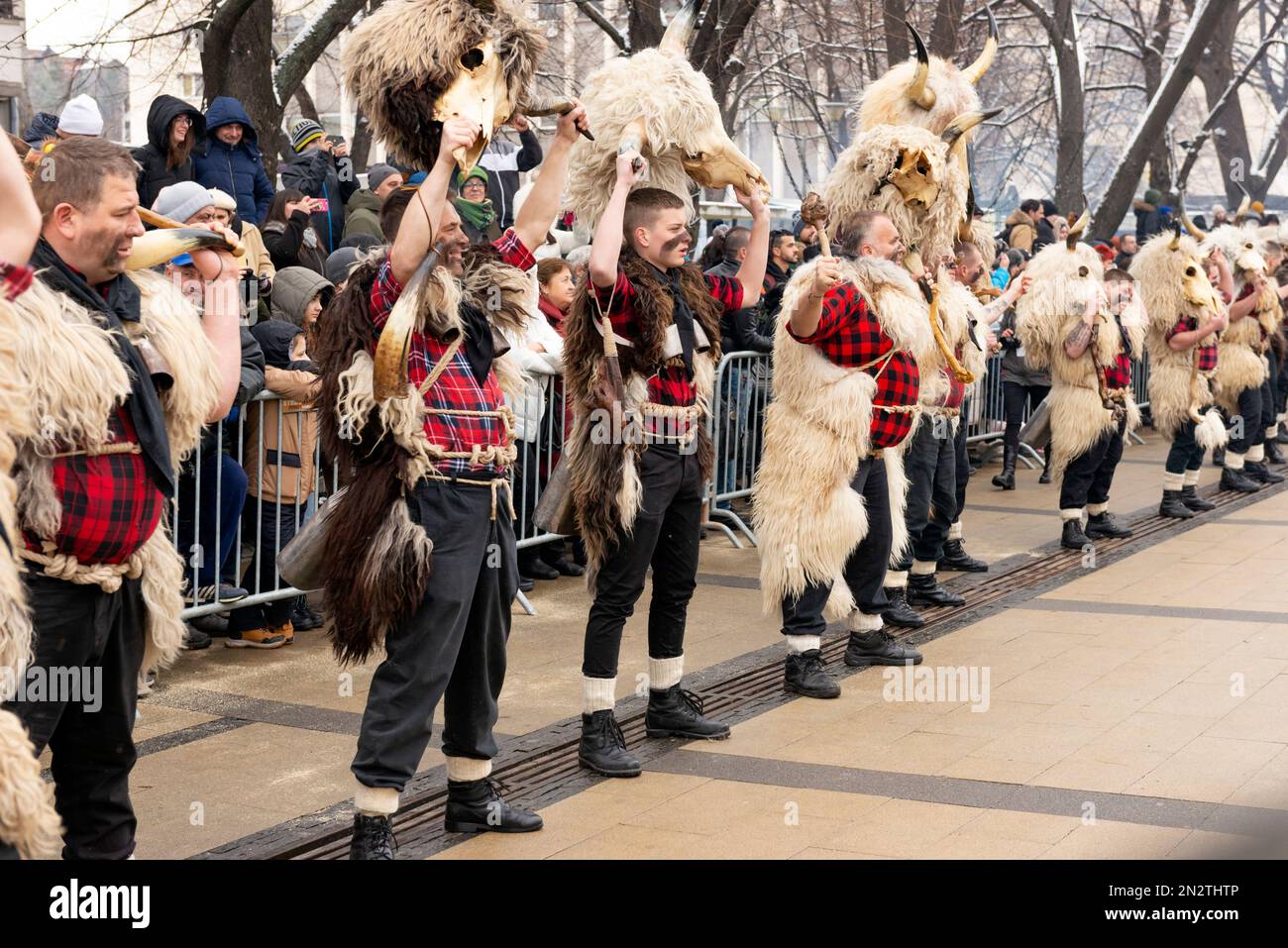 Ballerini mascherati dalla Croazia al Surva International Masquerade and Mummers Festival a Pernik, nella regione di Sofia, in Bulgaria, nell'Europa orientale, nei Balcani, UE Foto Stock