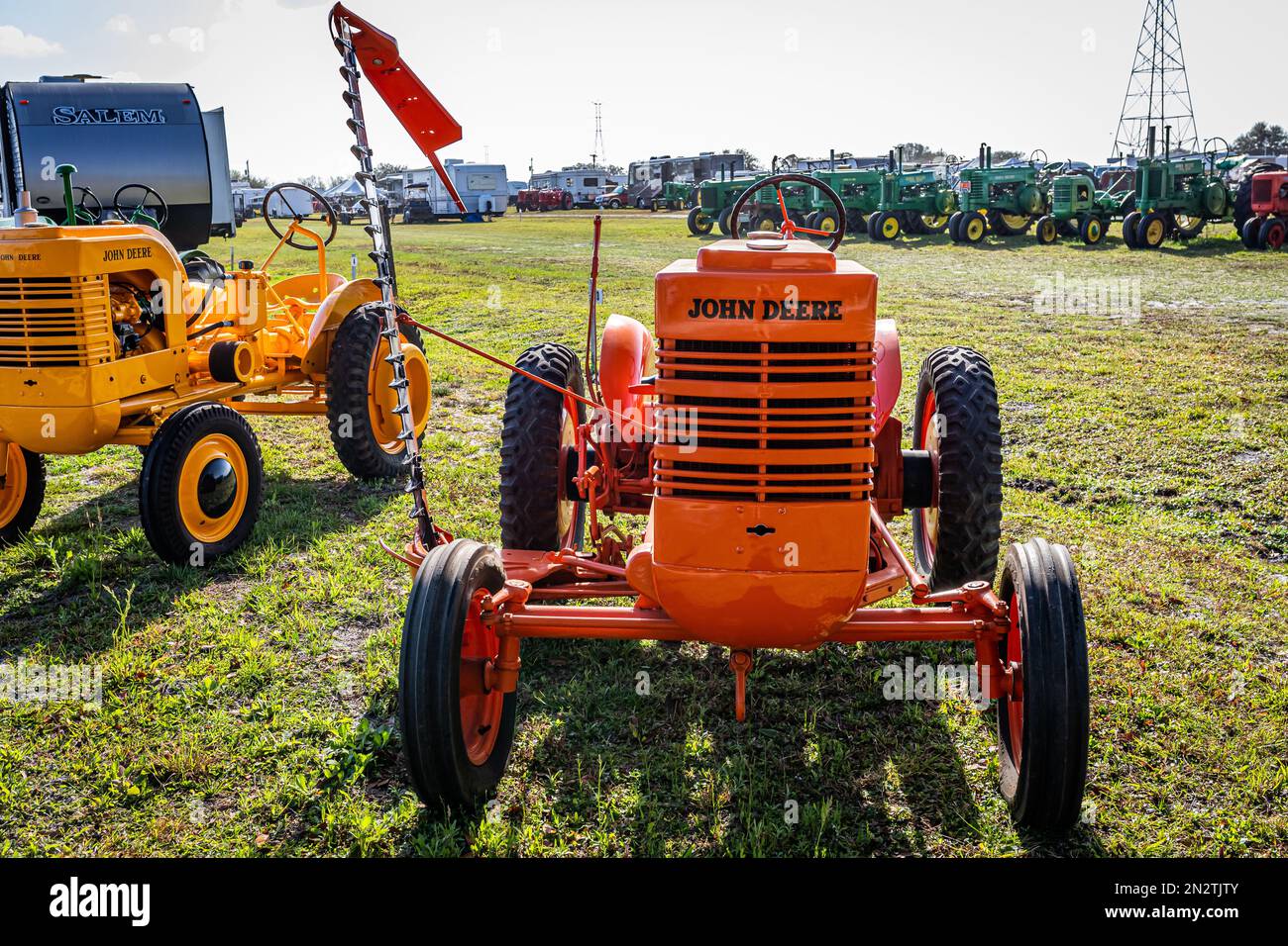 Fort Meade, FL - 22 febbraio 2022: Vista frontale in prospettiva alta di un trattore John Deere modello li 1940 con tosaerba a Mickle in occasione di una fiera locale dei trattori. Foto Stock