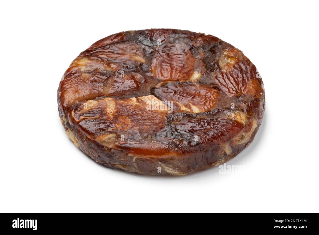 Pane di data rotondo con le noci primo piano isolato su sfondo bianco Foto Stock