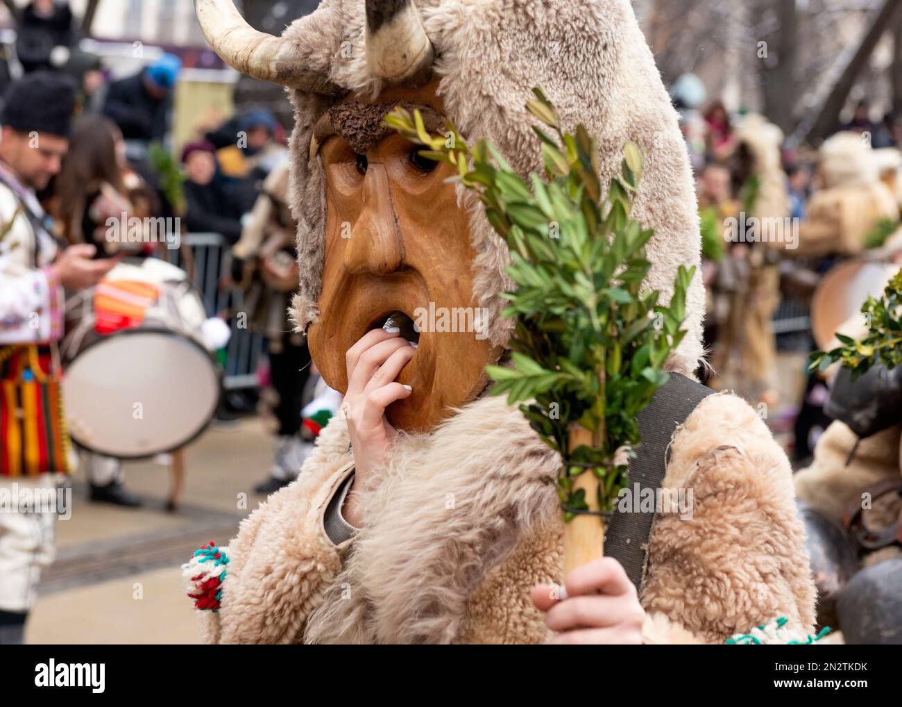 Ballerina Kukeri con grande maschera di legno al Surva International Masquerade and Mummers Festival di Pernik, Bulgaria, Europa orientale, Balcani, UE Foto Stock