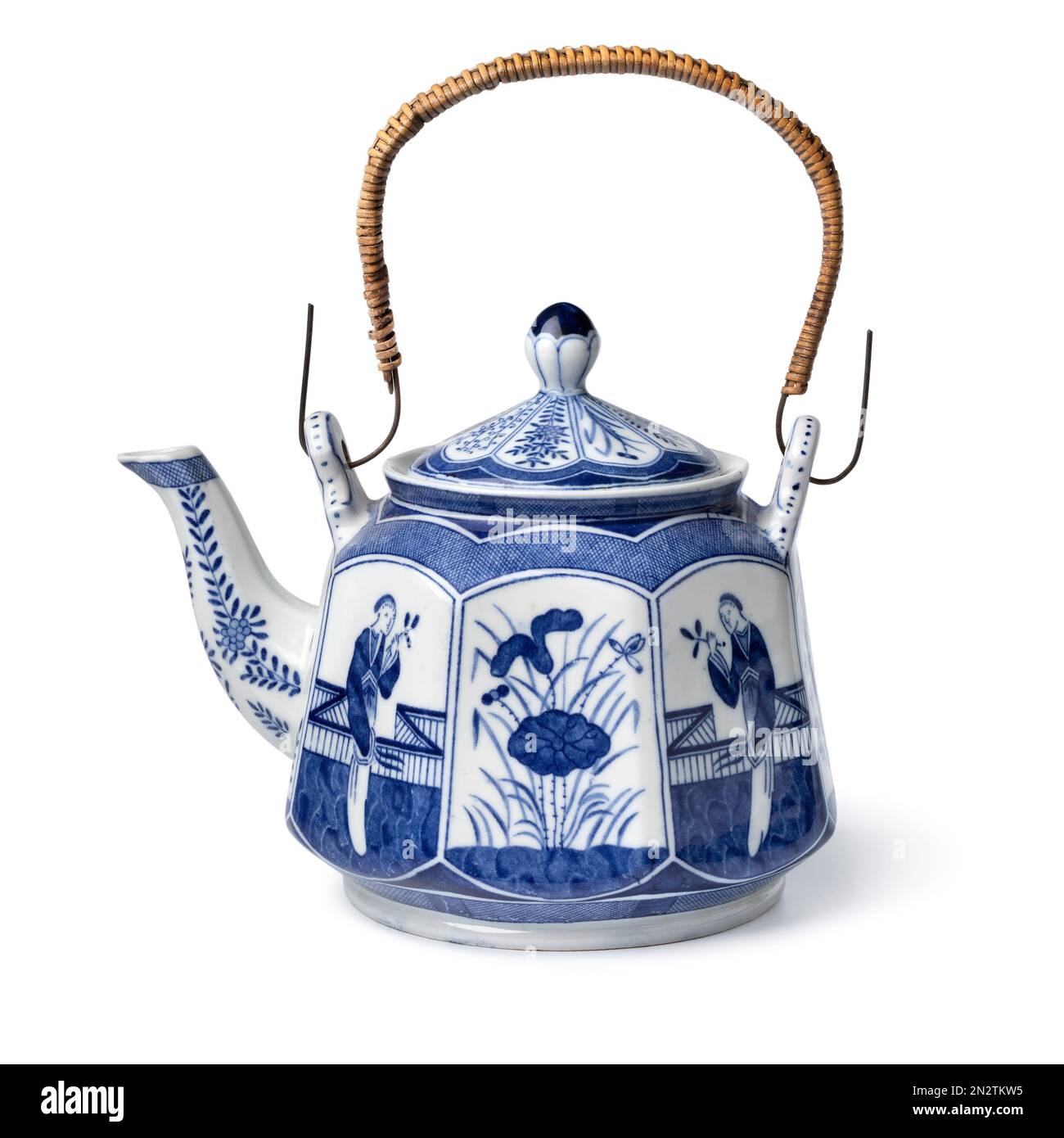 Teiera cinese in ceramica tradizionale d'epoca isolata su sfondo bianco  Foto stock - Alamy