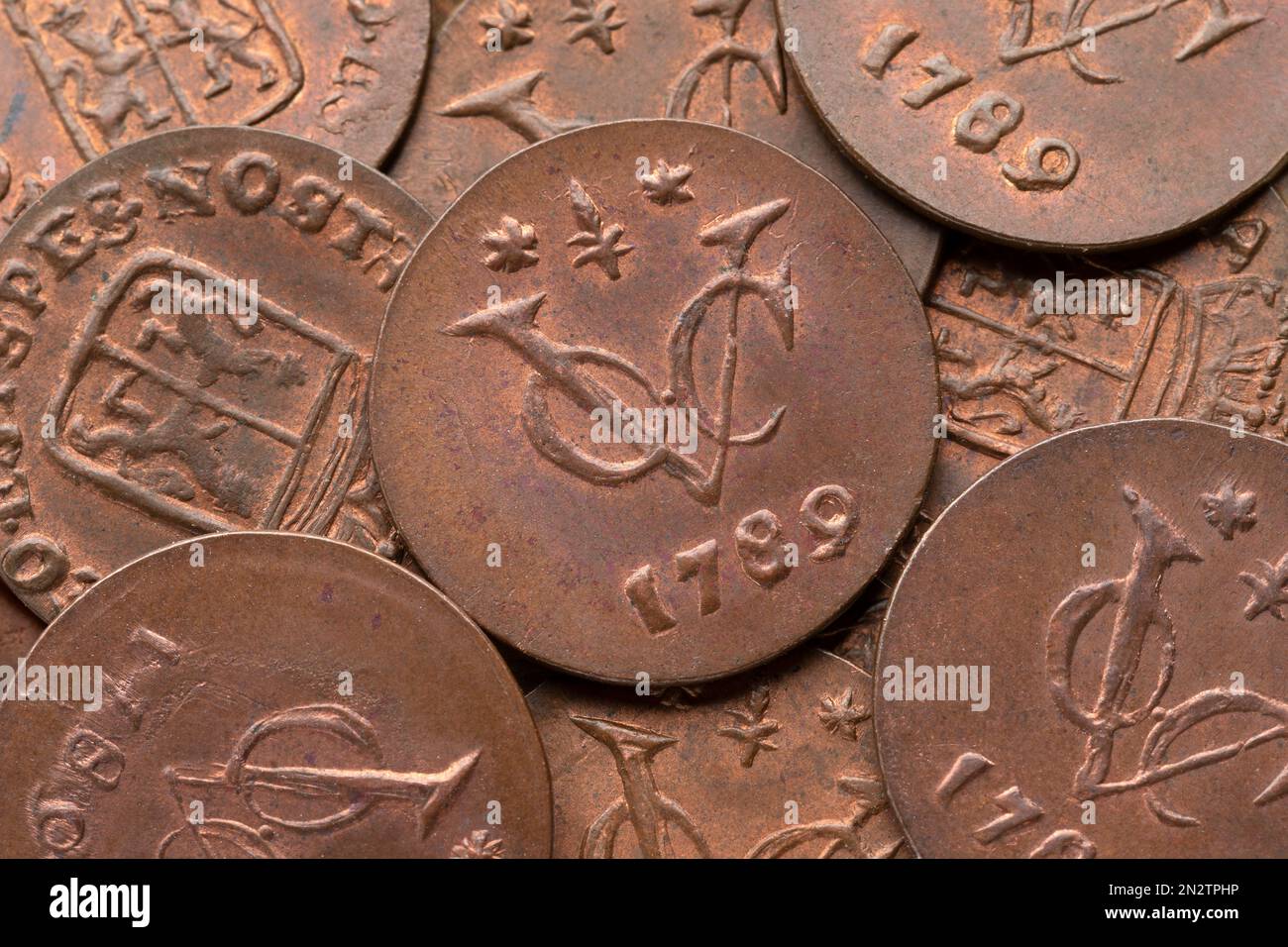 Collezionano vecchie monete VOC olandesi da 1789 primo piano su full frame come sfondo Foto Stock