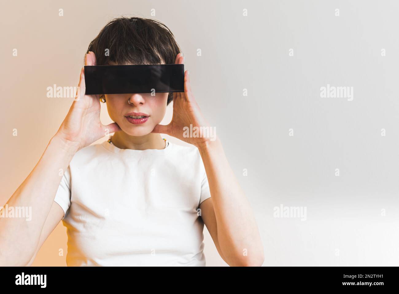 Concetto di occhiali. Occhiali da sole rettangolari neri alla moda indossati dalla modella femminile su sfondo bianco. Concetto anonimo. Foto di alta qualità Foto Stock