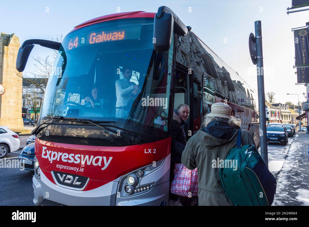 Un autobus Eireann Expressway pullman per Galway arriva nel Diamond nel centro di Donegal Town, Contea di Donegal, Irlanda Foto Stock