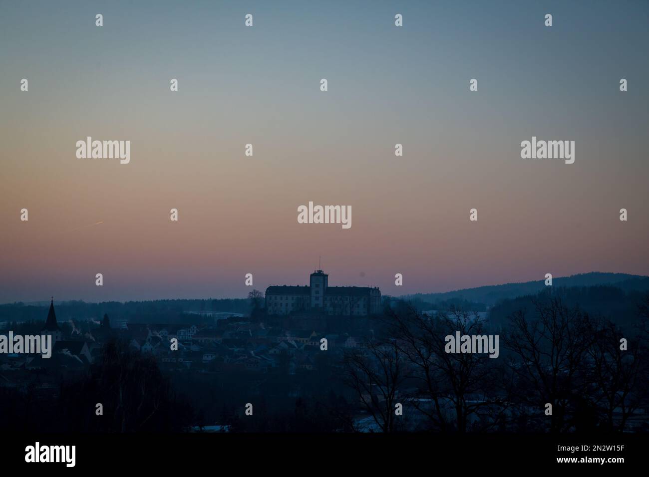 Città di Weitra all'alba in una fredda mattina d'inverno, Waldviertel / Austria Foto Stock