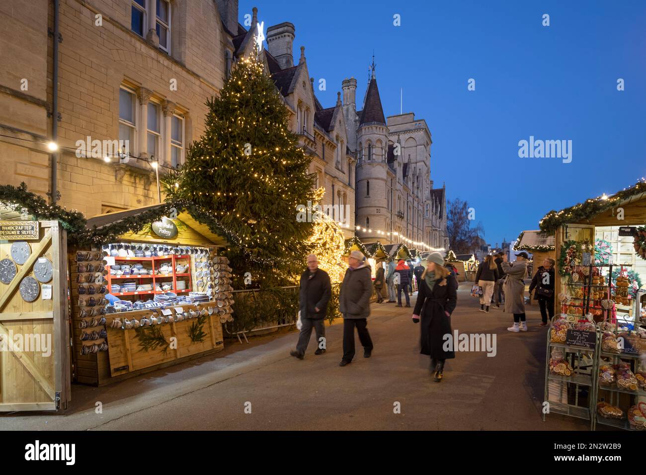 Mercatino di Natale su Broad Street di notte, Oxford, Oxfordshire, Inghilterra, Regno Unito, Europa Foto Stock