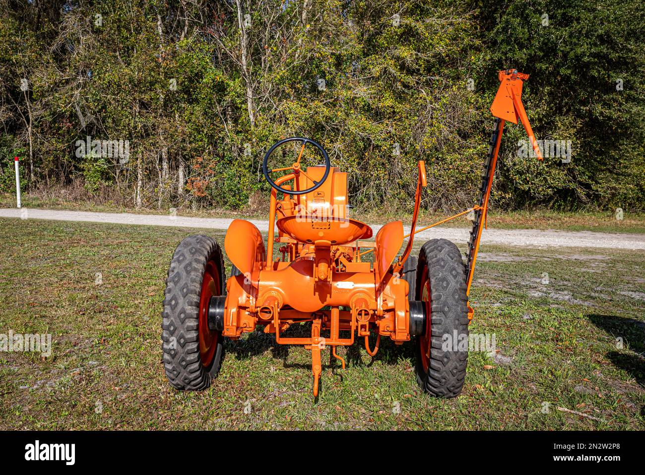 Fort Meade, FL - 22 febbraio 2022: Vista posteriore in prospettiva alta di un trattore John Deere modello li 1940 con falciatrice Sickle in occasione di una fiera locale dei trattori. Foto Stock