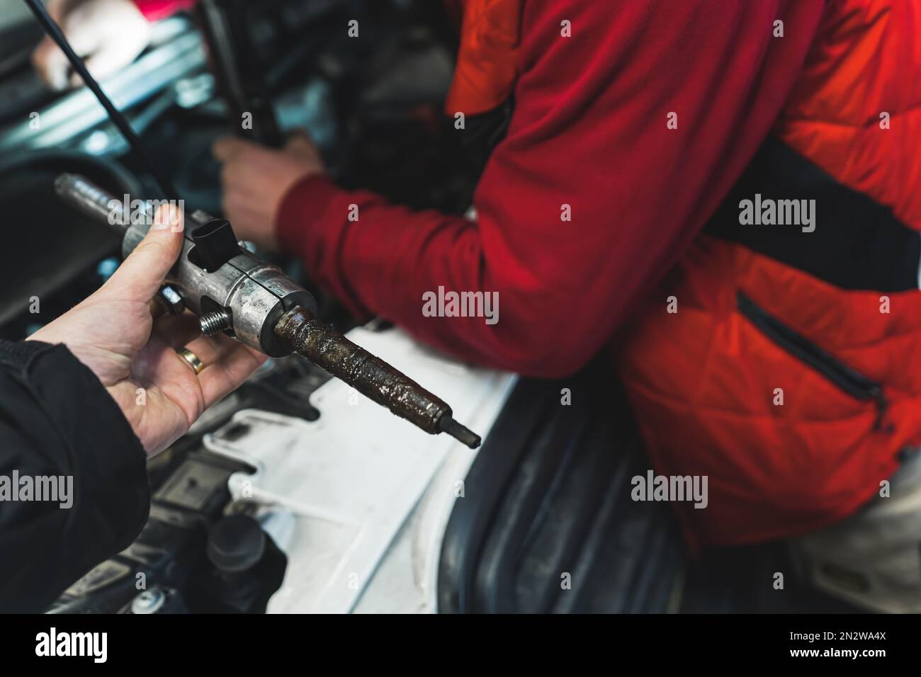 Rimuovere l'iniettore bloccato nel motore diesel utilizzando una pressa in  un'officina di riparazione automatica. Foto di alta qualità Foto stock -  Alamy