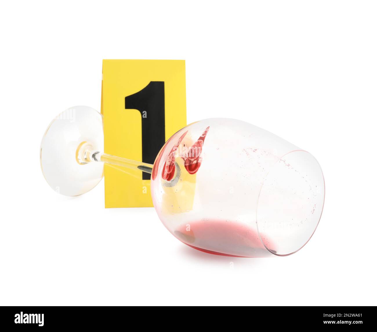 Bicchiere di vino con impronte digitali e pennarello di scena del crimine con il numero uno isolato sul bianco Foto Stock