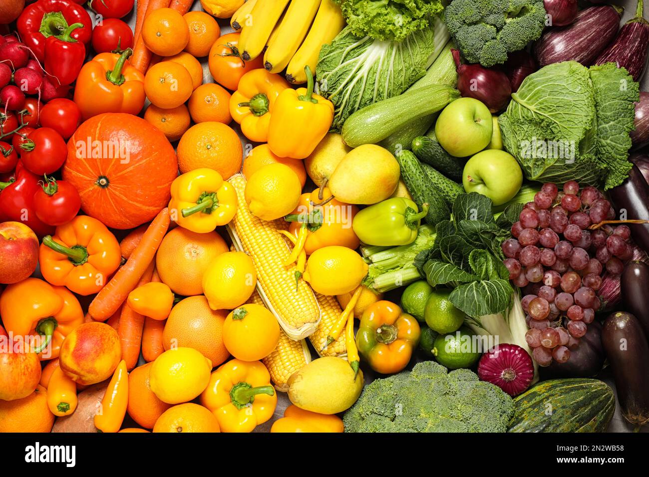Assortimento di frutta e verdura fresca biologica come sfondo, primo piano  Foto stock - Alamy