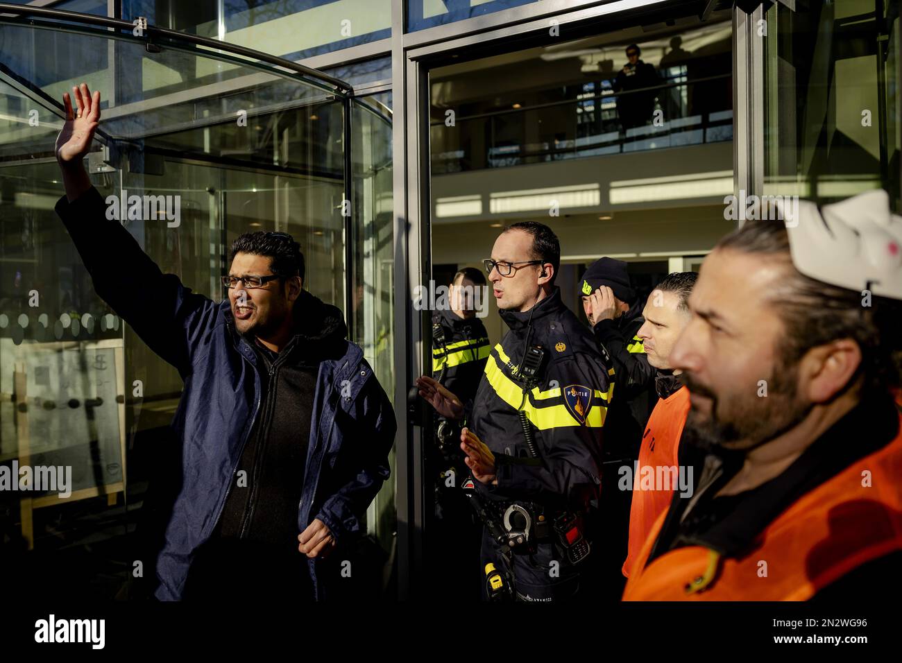 AMSTERDAM - alcuni piloti Uber cercano di entrare nella sede di Uber durante una protesta. In vari paesi, i conducenti stanno combattendo contro ciò che considerano un trattamento ingiusto da parte della compagnia di taxi. ANP ROBIN VAN LONKHUIJSEN olanda fuori - belgio fuori Foto Stock