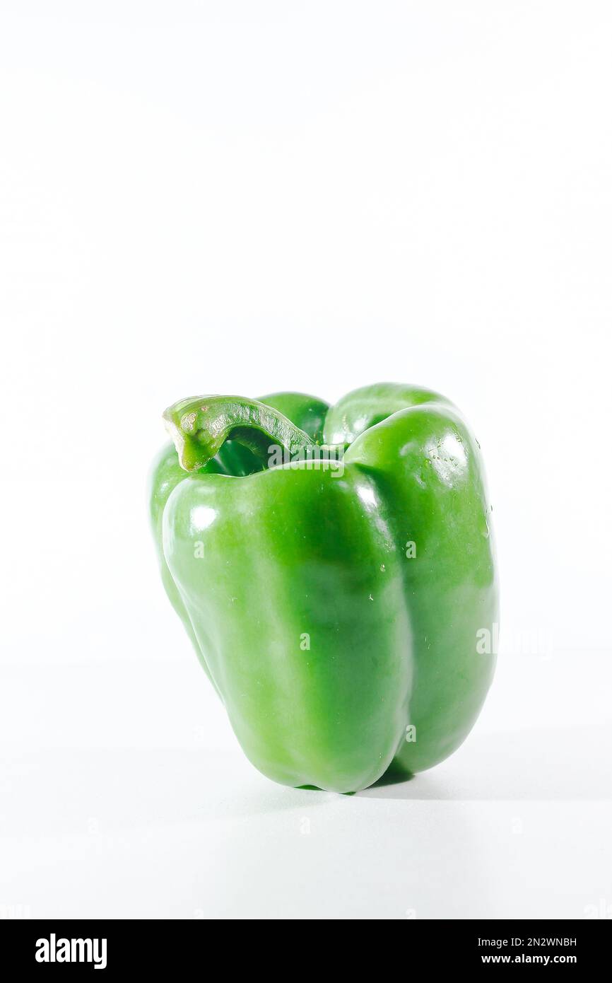 Peperoni verdi su sfondo bianco, i peperoni sono utilizzati per cucinare e per essere consumati freschi, i peperoni sono peperoni non piccanti. Foto Stock