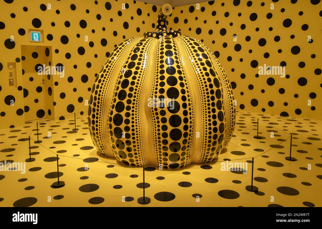 Mostra d'arte Yayoi Kusama di una zucca giapponese coperta di puntini presso il Museo d'Arte della Città di Matsumoto Foto Stock