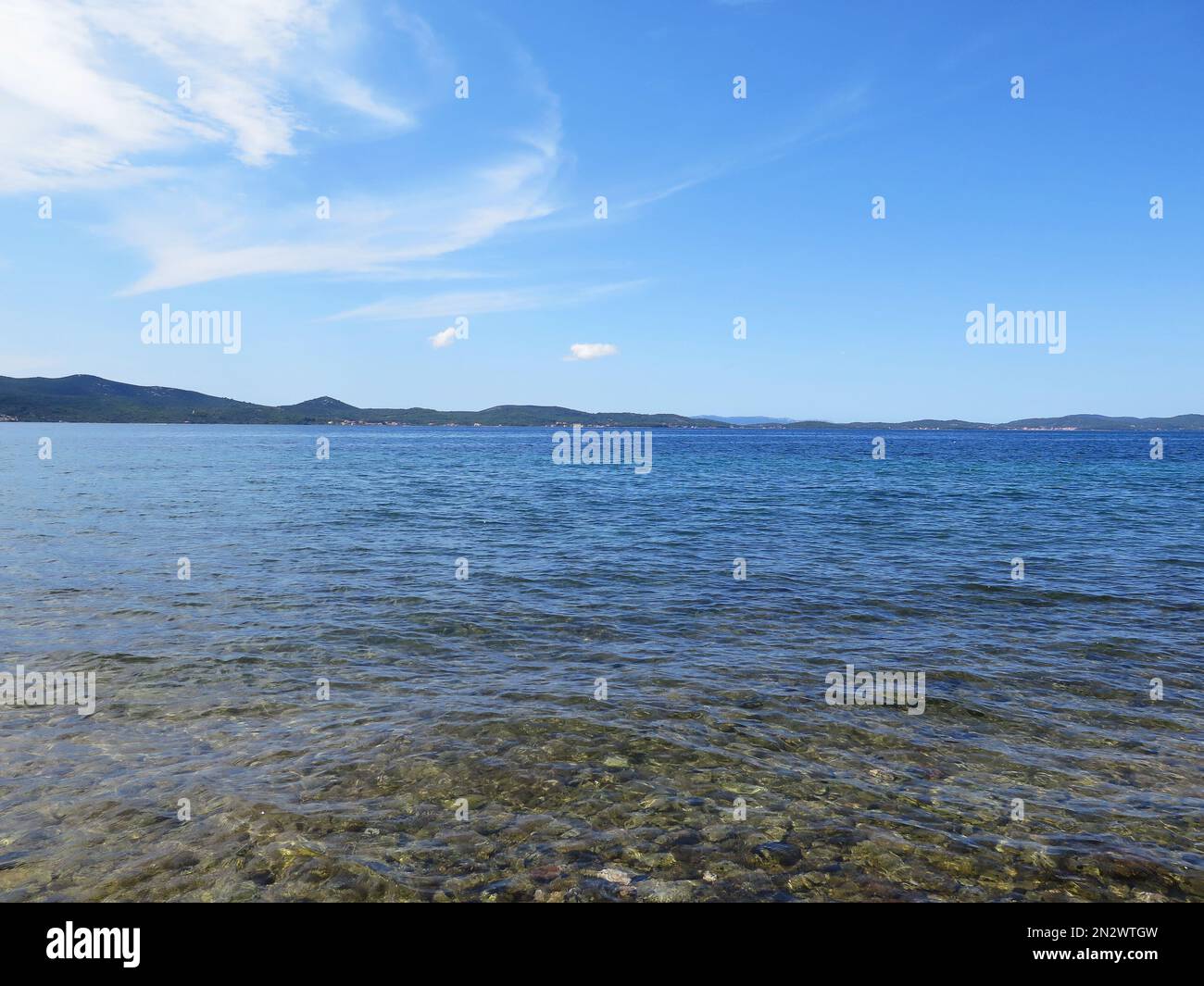 Sukosan pietra spiaggia selvaggia vicino a Jadranska Magistrala giorno acqua cristallina Foto Stock