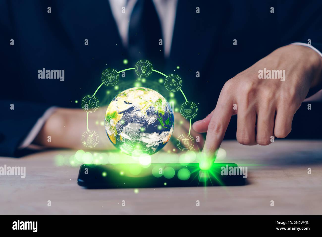 Uomo d'affari con il mondo, smartphone. ESG, ambiente, Governance sociale. Sostenibile, etico. Sviluppo organizzativo di affari. rinnovare il redu delle risorse Foto Stock