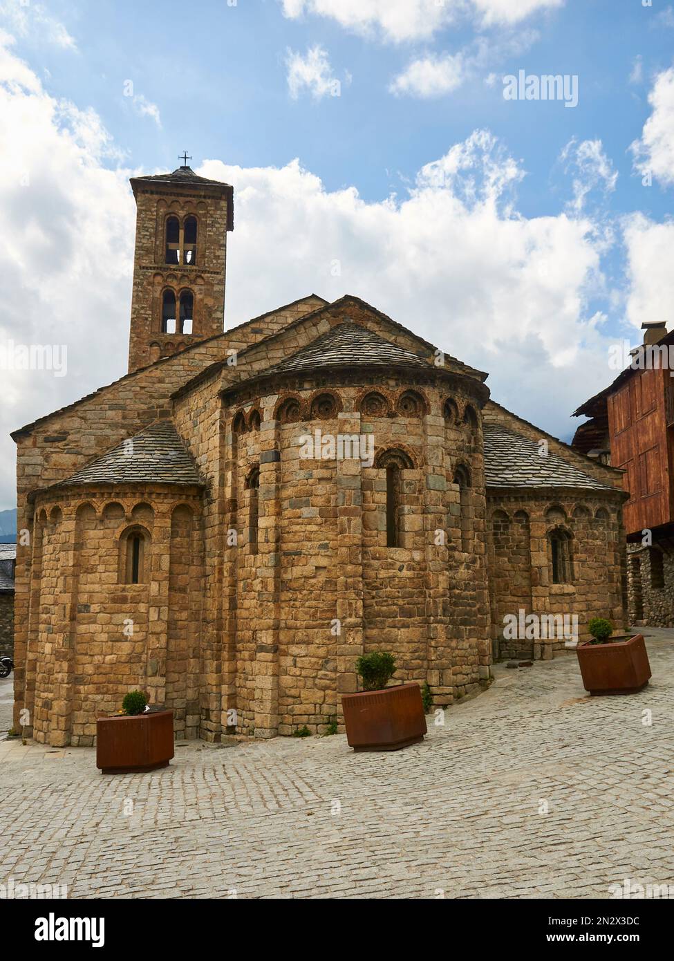 Chiesa di Santa Maria de Taüll, una chiesa romanica catalana del Vall de Boí (valle di Bohí, alta Ribagorza, Lleida, Pirenei, Cataluña, Spagna) Foto Stock