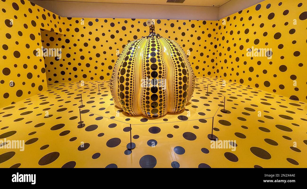 Mostra d'arte Yayoi Kusama di una zucca giapponese coperta di puntini presso il Museo d'Arte della Città di Matsumoto Foto Stock