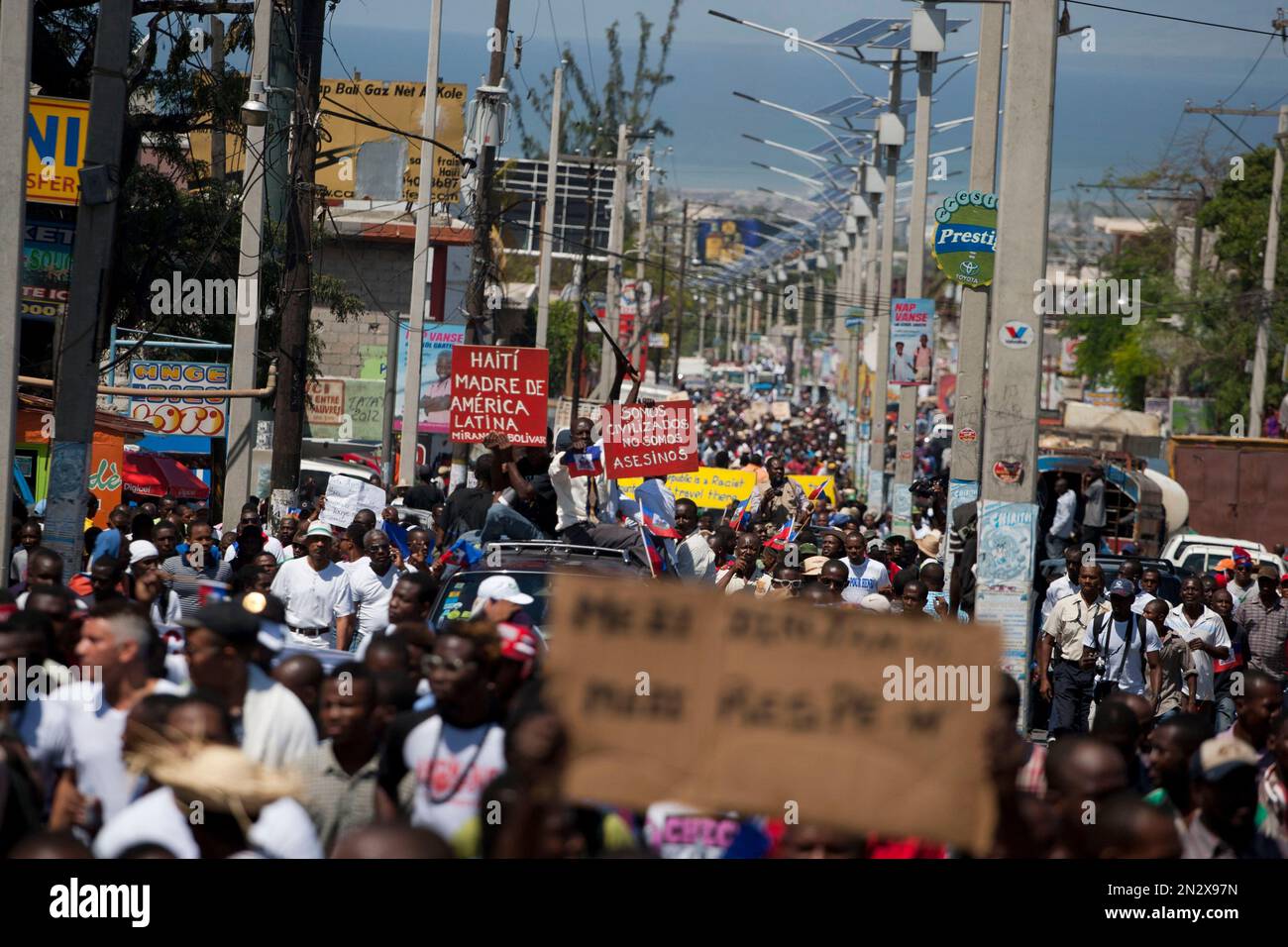 Protesters march to the embassy of the Dominican Republic in Port-au-Prince, Haiti, Wednesday, Feb. 25, 2015. The protesters are outraged over a Feb. 11 lynching of young man of Haitian descent in the Dominican city of Santiago and are demanding that the neighboring country respect the human rights of Haitians. (AP Photo/Dieu Nalio Chery) Foto Stock