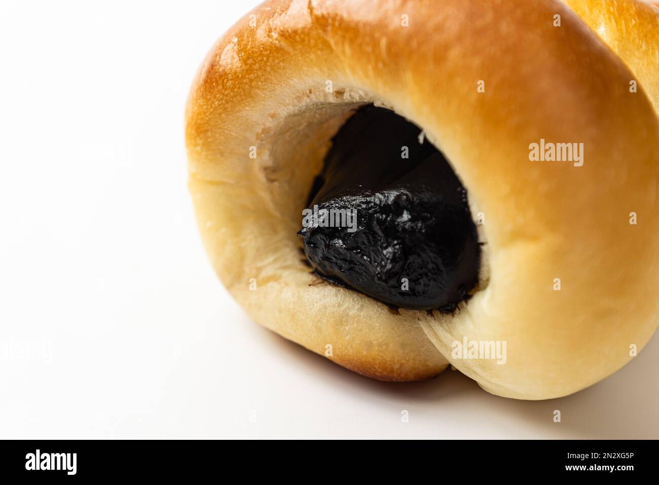 Pane con crema al cioccolato. pane a forma di cono. dessert dolce e morbido Foto Stock