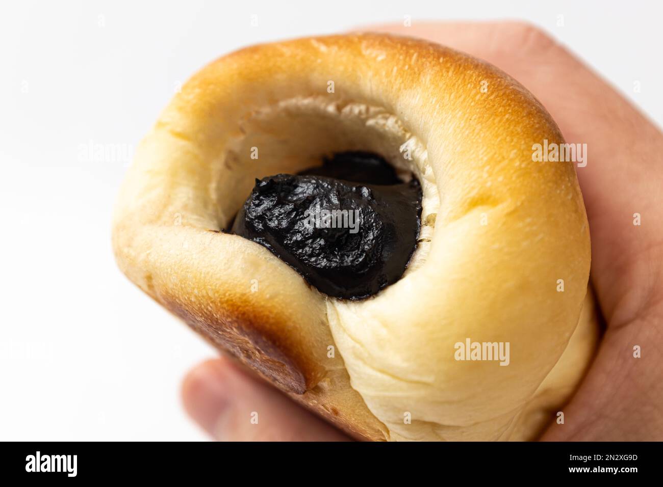 Pane con crema al cioccolato. pane a forma di cono. dessert dolce e morbido Foto Stock