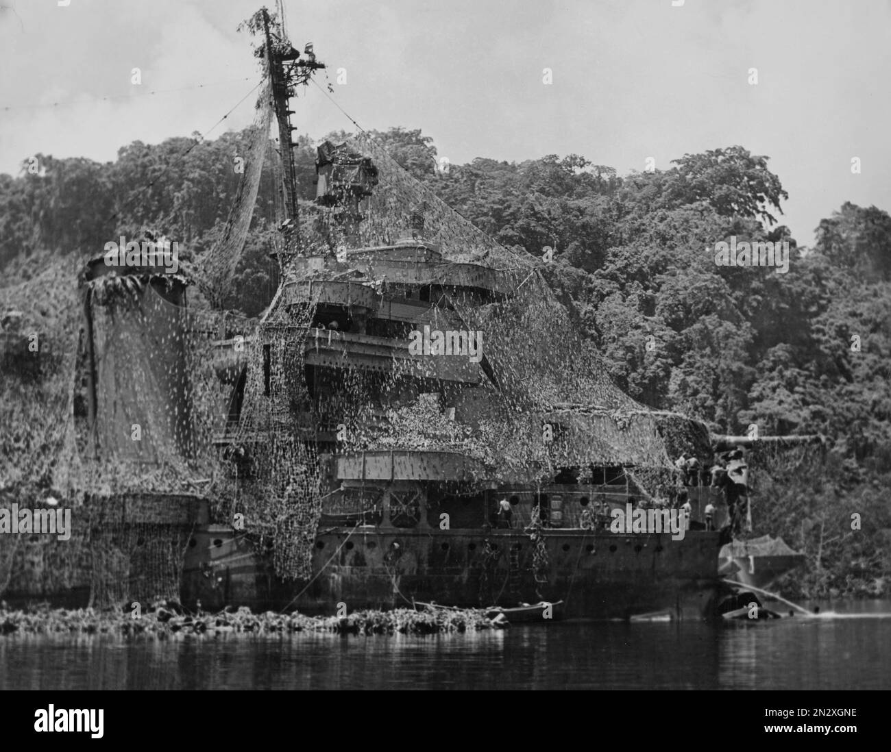 GUADALCANAL, ISOLE SALOMONE - 1943 - la USS NEW ORLEANS pesantemente mimetizzata con reti durante la battaglia di Guadalcanal nelle Isole Salomone - P. Foto Stock